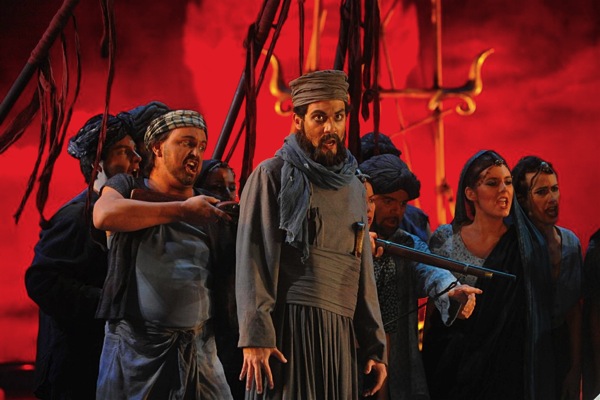 Pelham Andrews (Nourabad) & State Opera Chorus Photo by PHOTOGRAFEO 