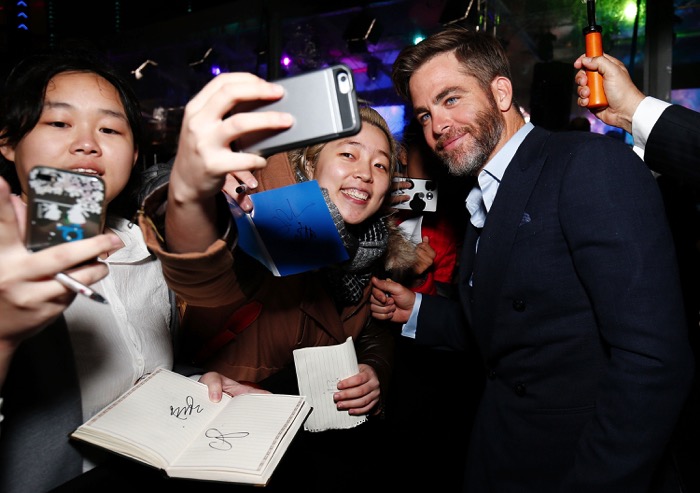 SYDNEY, AUSTRALIA - JULY 07: Chris Pine poses with fans ahead of the Star Trek Beyond Australian Premiere on July 7, 2016 in Sydney, Australia. (Photo by Brendon Thorne/Getty Images for Paramount Pictures) *** Local Caption *** Chris Pine