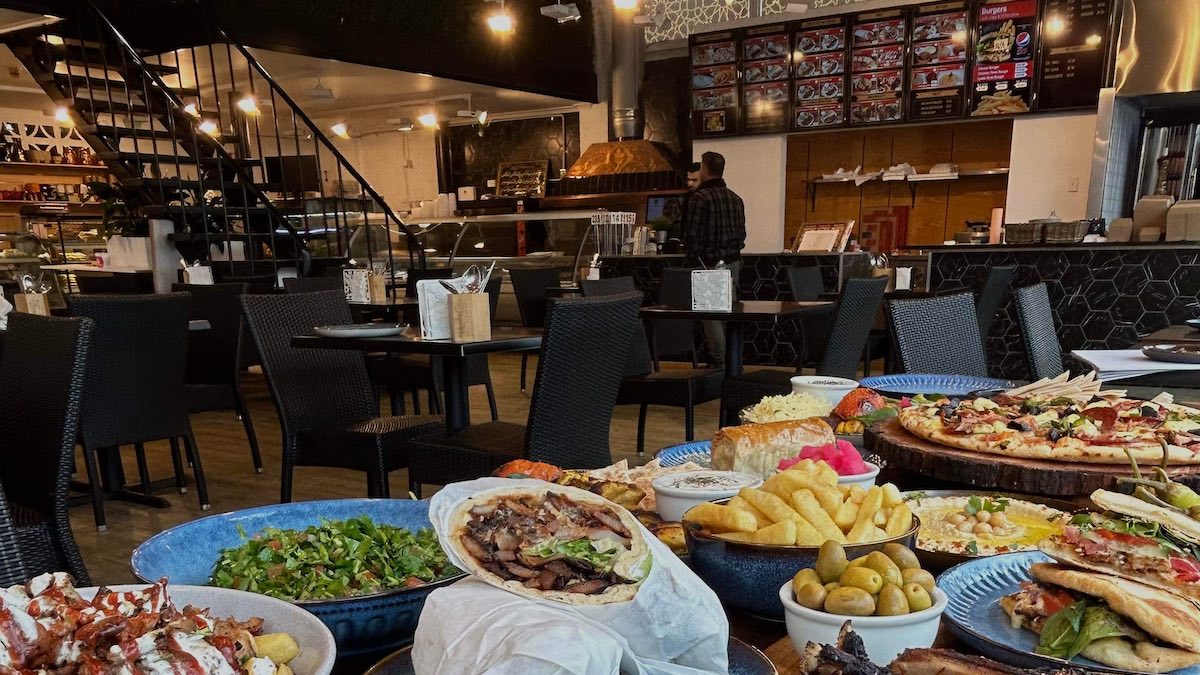 ŞİMDİ AÇIK: Blair Athol’daki yeni Alminas Kitchen’da Orta Doğu lezzetlerinin tadını çıkarın