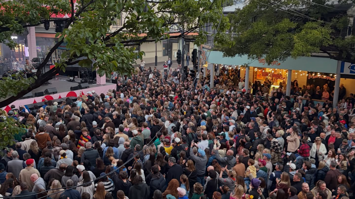 Gather Round breaks attendance record again as more than 270,000 flock to South Australia Gather Round breaks attendance record again as more than 270,000 flock to South Australia